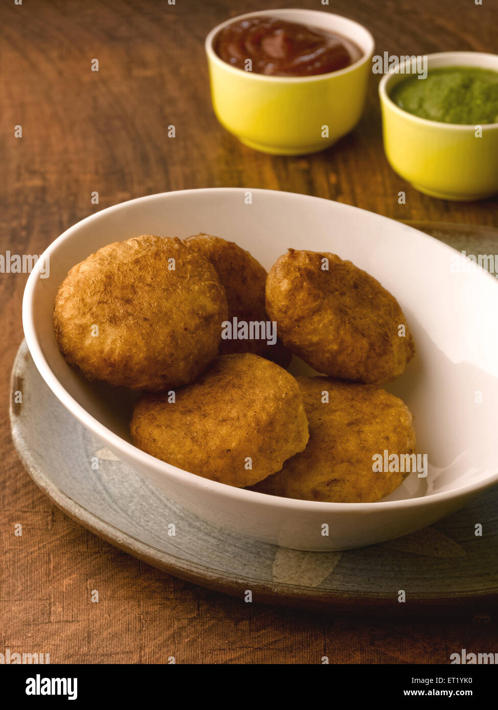 Gebratene Kartoffel Pastetchen Aloo Tikki in Schüssel und Tomatenketchup und grüne chutney Stockfoto