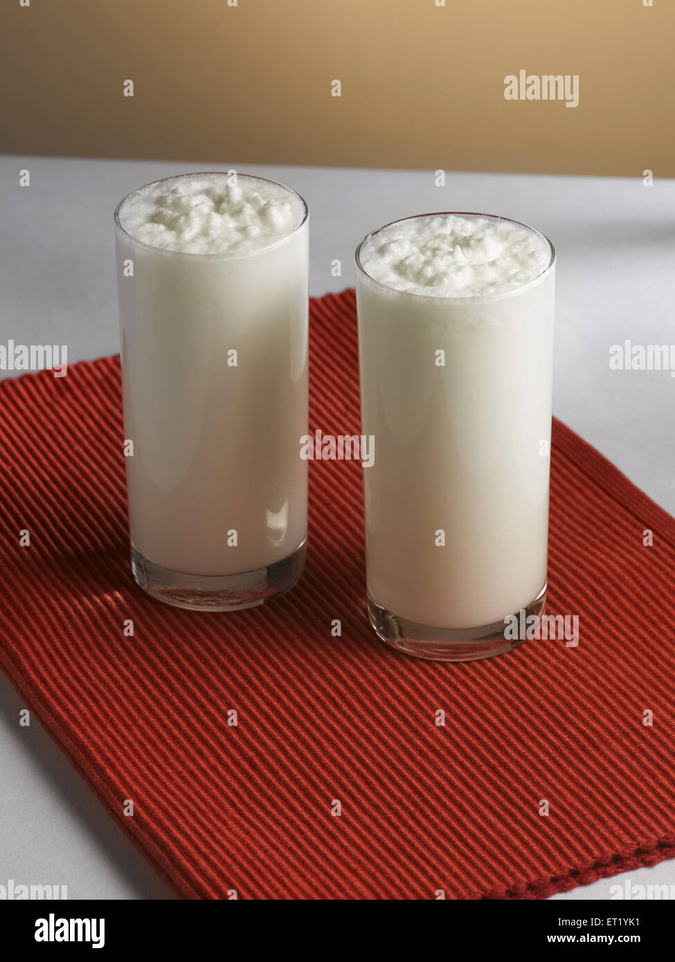 Buttermilch kaltes Getränk zwei Gläser auf roten Tischmatte Stockfoto