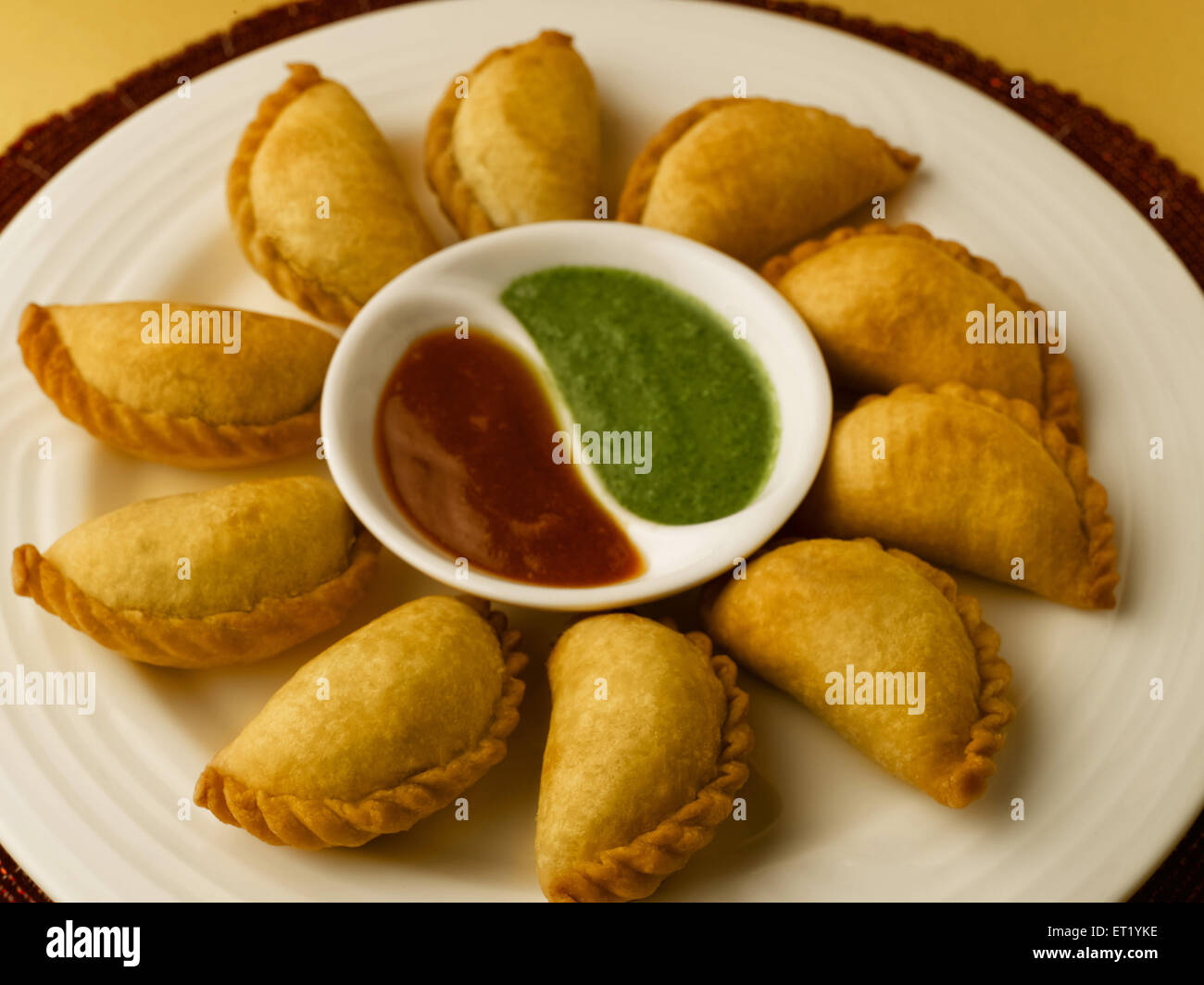 Essen; Ghughra mit Datum und Koriander-Chutney serviert im tray Stockfoto