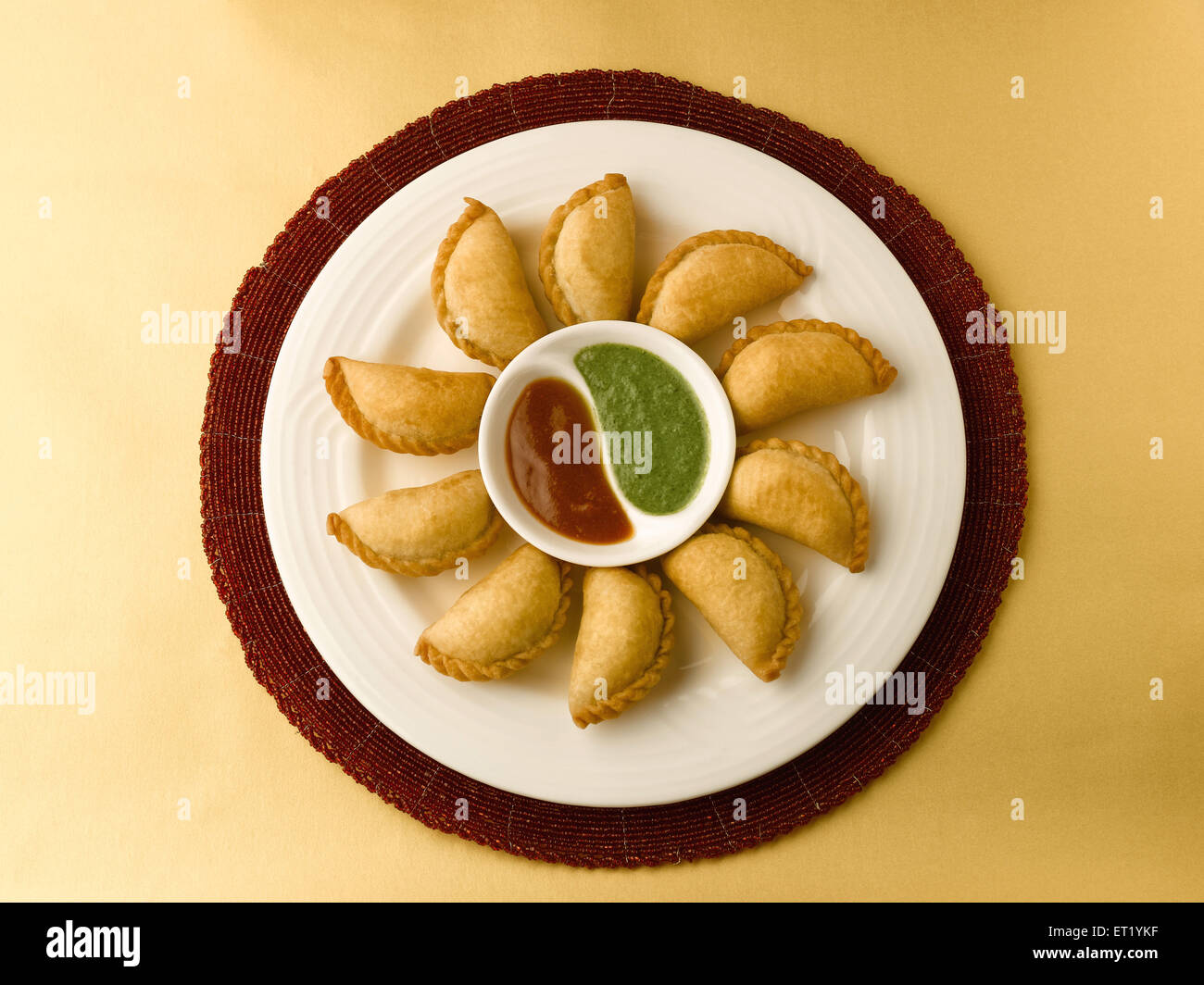 Essen; Ghughra mit Datum und Koriander-Chutney serviert im tray Stockfoto