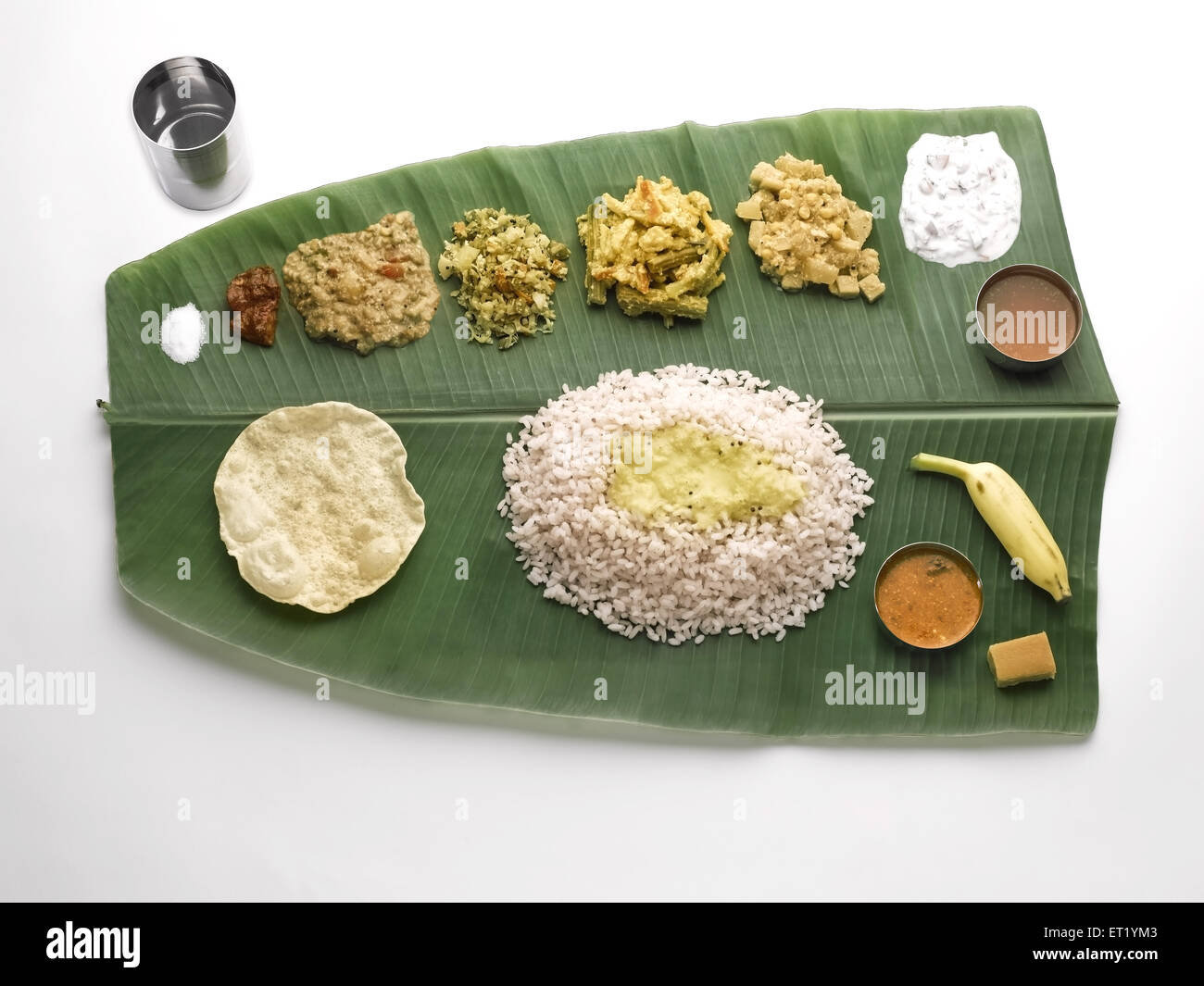 Südindische Mittagessen auf grünen Bananenblatt serviert Stockfoto