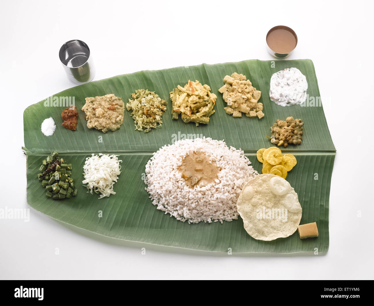 Südindische Mittagessen auf grünen Bananenblatt serviert Stockfoto