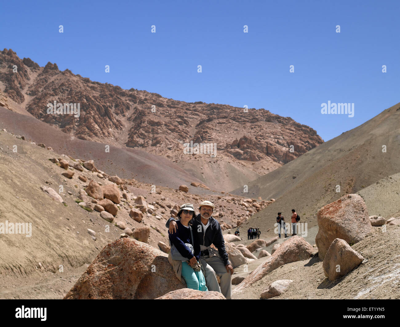 Paar sitzt auf Felsen an Tingmosgang Ladakh Jammu und Kaschmir Indien Herr Nr. 477 Stockfoto