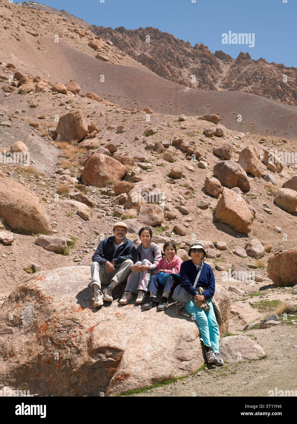 Indische Familie Urlaub sitzt auf Felsen an Tingmosgang Ladakh Jammu und Kaschmir Indien Herr Nr. 477 Stockfoto
