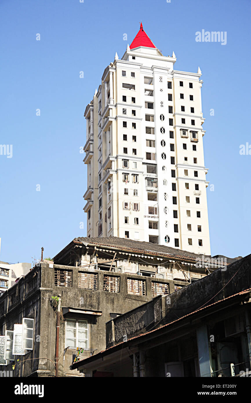 Altes und neues Gebäude; V. P. Road; Charni Road; Bombay; Mumbai; Maharashtra; Indien; Asien; Asiatisch; Indisch Stockfoto
