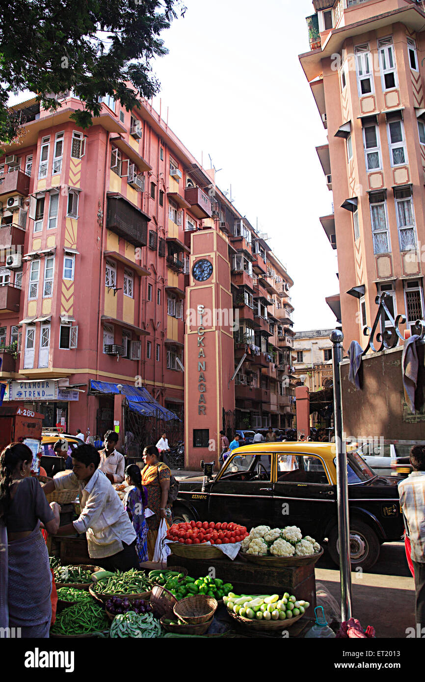 Gebäude Sikka Nagar und Vender Gemüse stall auf dem Fußweg; V. p. Straße; Charni Straße; Bombay Mumbai; Maharashtra Stockfoto