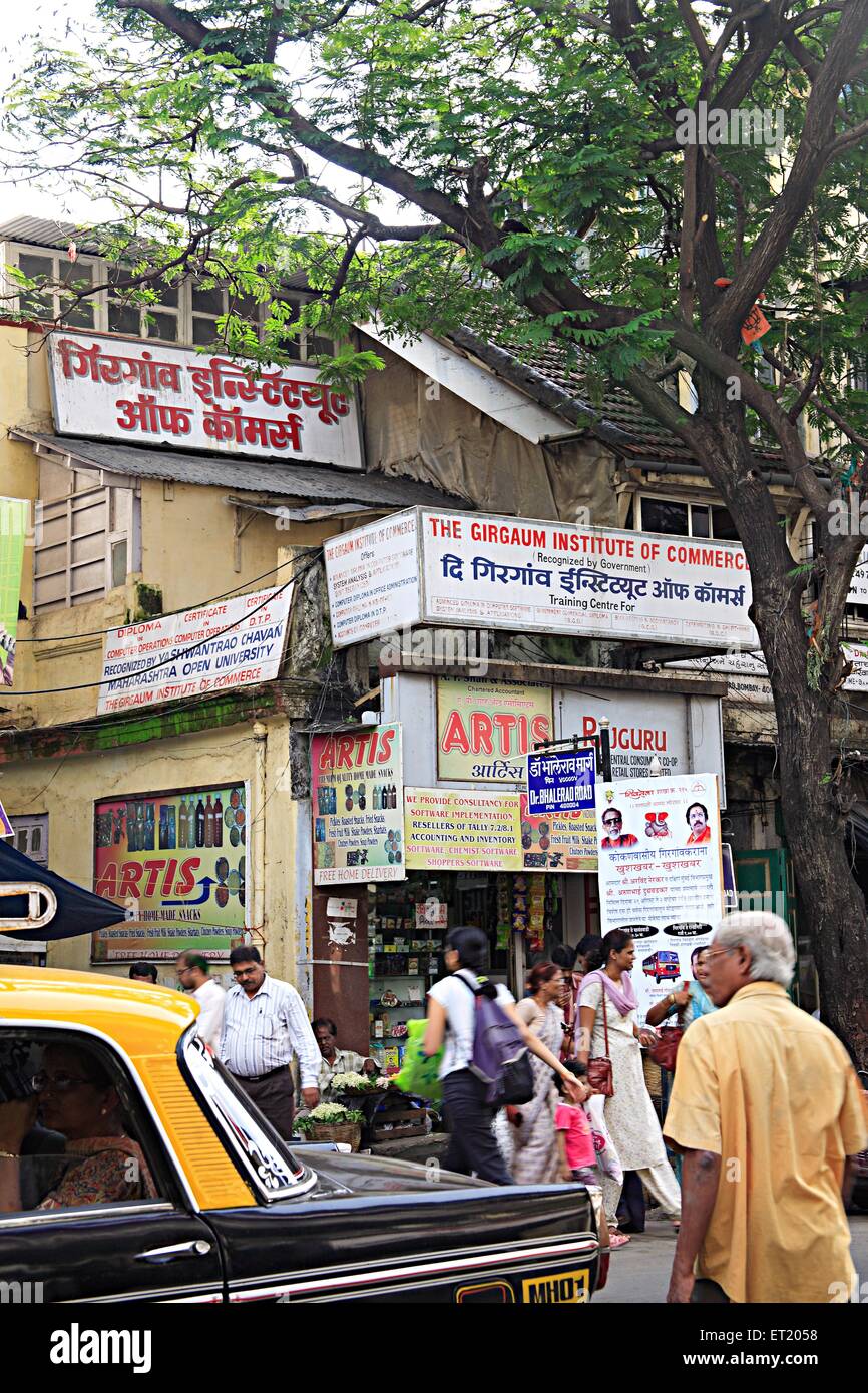 Alte Gebäude Masse städtischen Wohnraums und dem Girgaon Institut des Handels coaching Klasse; Charni Straße; Mumbai; Maharashtra Stockfoto