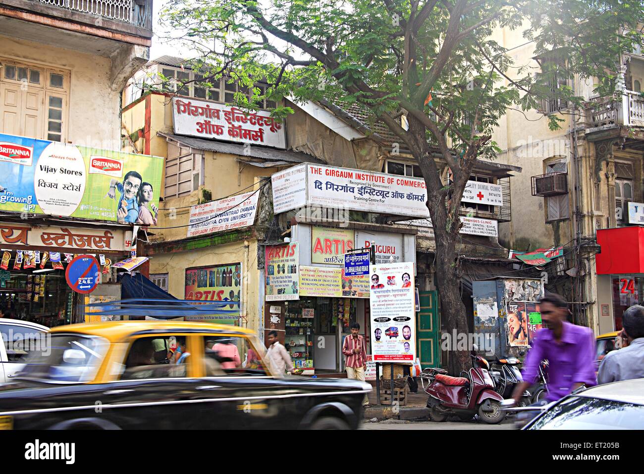 Alte Gebäude Masse städtischen Wohnraums und dem Girgaon Institut des Handels coaching Klasse; Charni Straße; Mumbai; Maharashtra Stockfoto