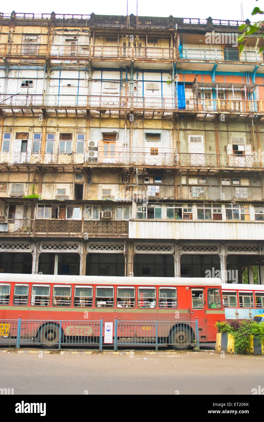 BESTE rote bus stand in der Nähe der Esplanade Herrenhaus denkmalgeschützten Gebäude; Kalaghoda; Bombay Mumbai; Maharashtra; Indien Stockfoto