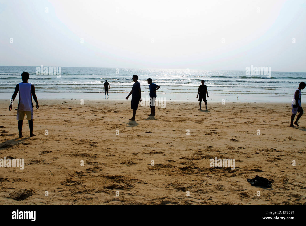 Menschen am Candolim Strand, Panjim, Panaji, Goa, Indien, Asien Stockfoto