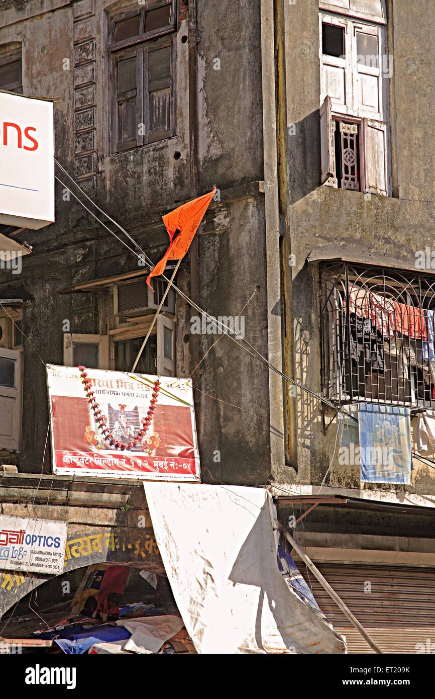 Altes Gebäude; chwl; Ganesh Festival Flagge horten; Charni Road; Bombay; Mumbai; Maharashtra; Indien; Asien; Asiatisch; Indisch Stockfoto
