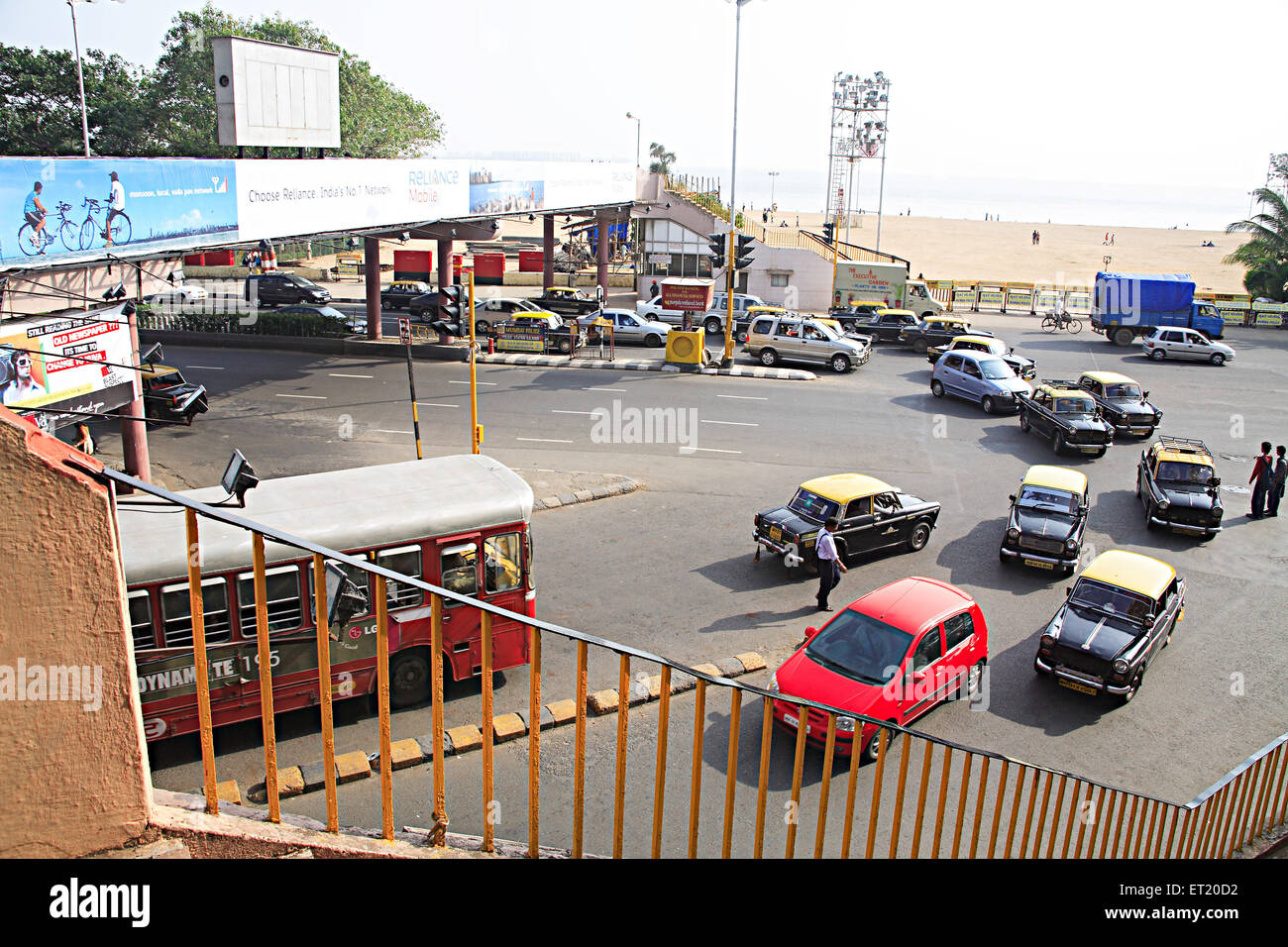 Werbetafeln und Fußgängerbrücke bei G. B. Pant Chowk; Girgaon; Chowpatty Seaface; Charni Straße; Bombay-Mumbai Stockfoto