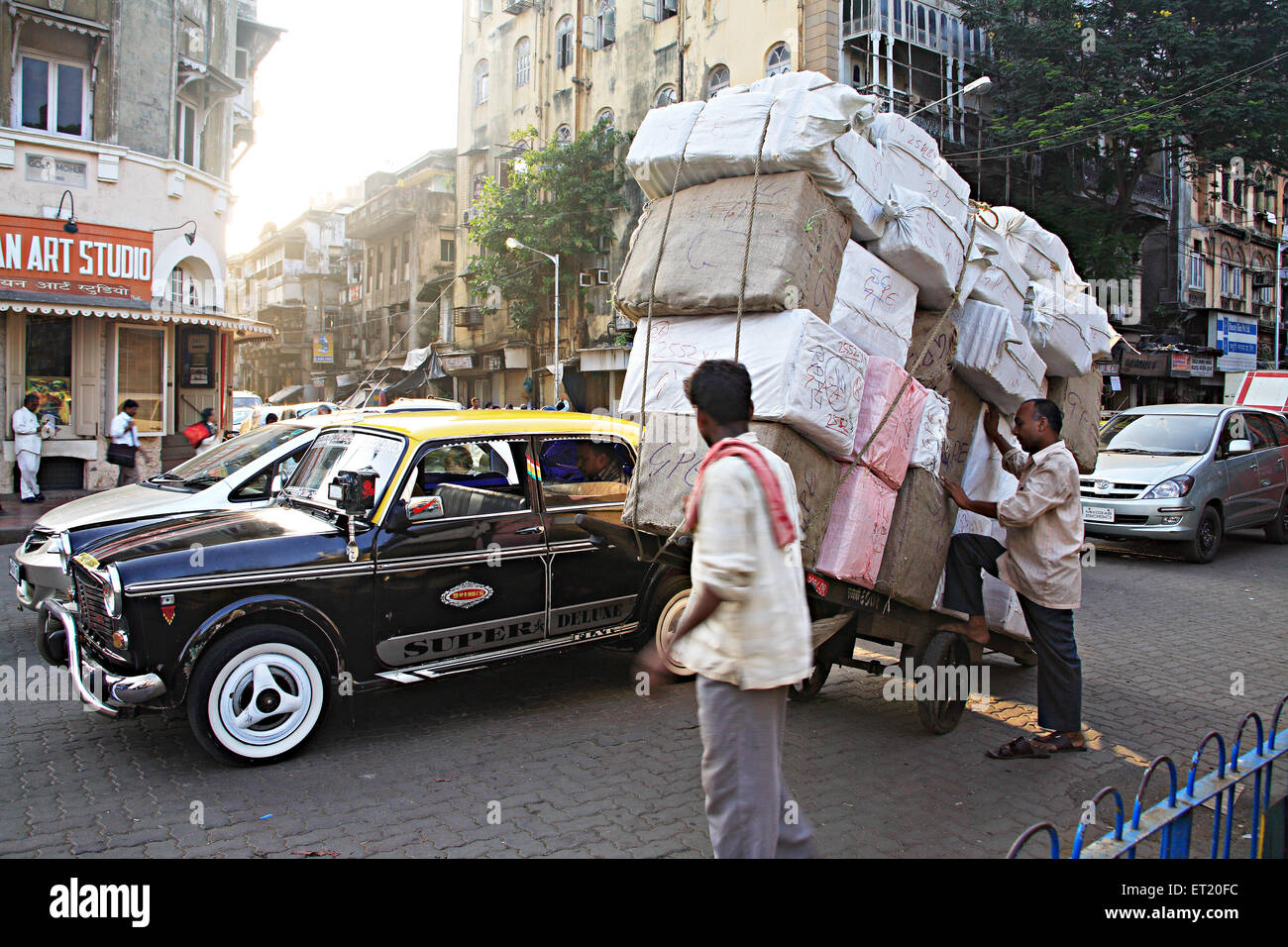 Blick auf die Princess Street; Vardhaman Chowk; Marine Lines; Bombay Mumbai; Maharashtra; Indien Stockfoto
