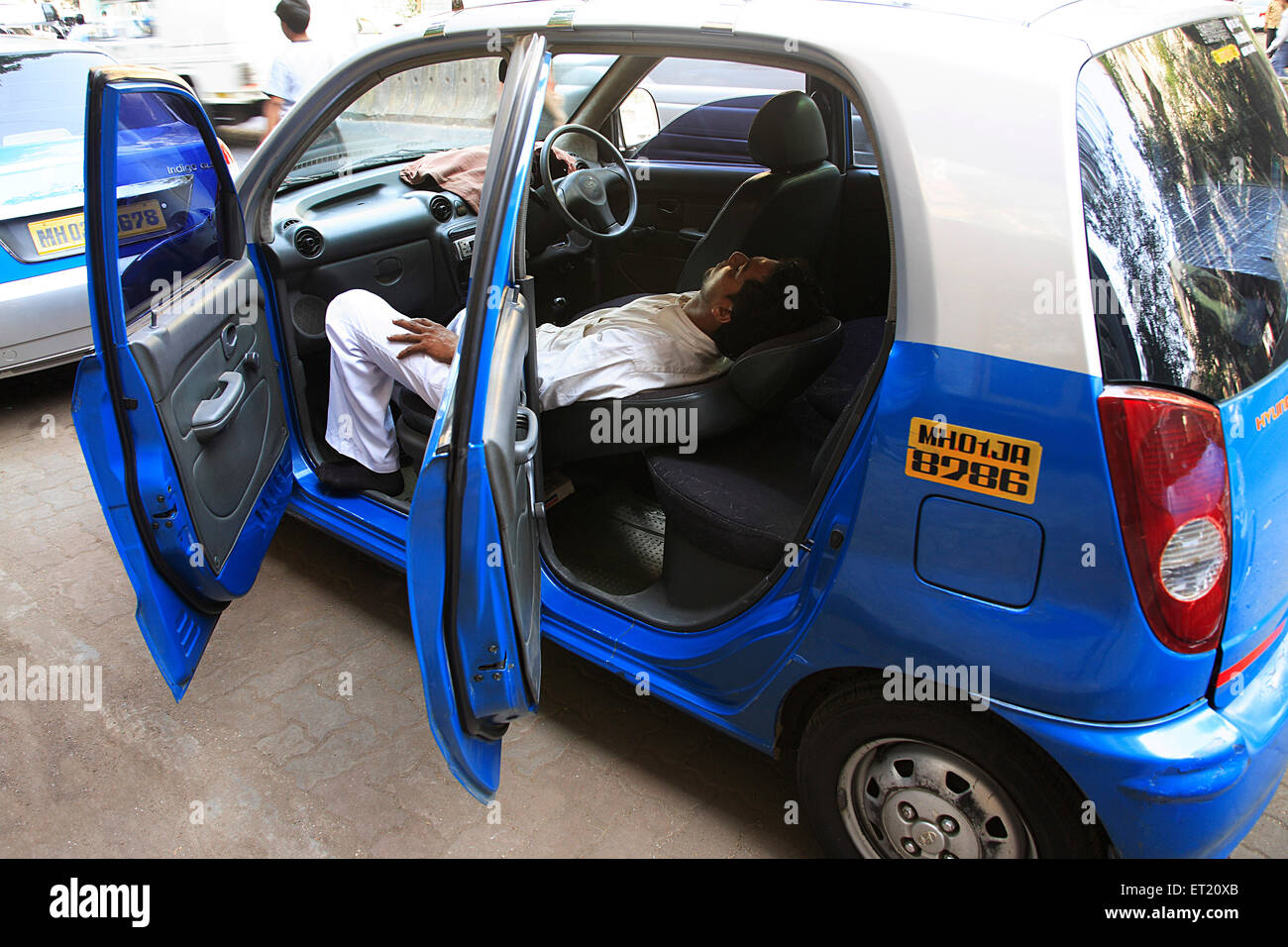 Klimaanlage Fahrerhaus Fahrer schlafen; Bombay Mumbai; Maharashtra; Indien Stockfoto