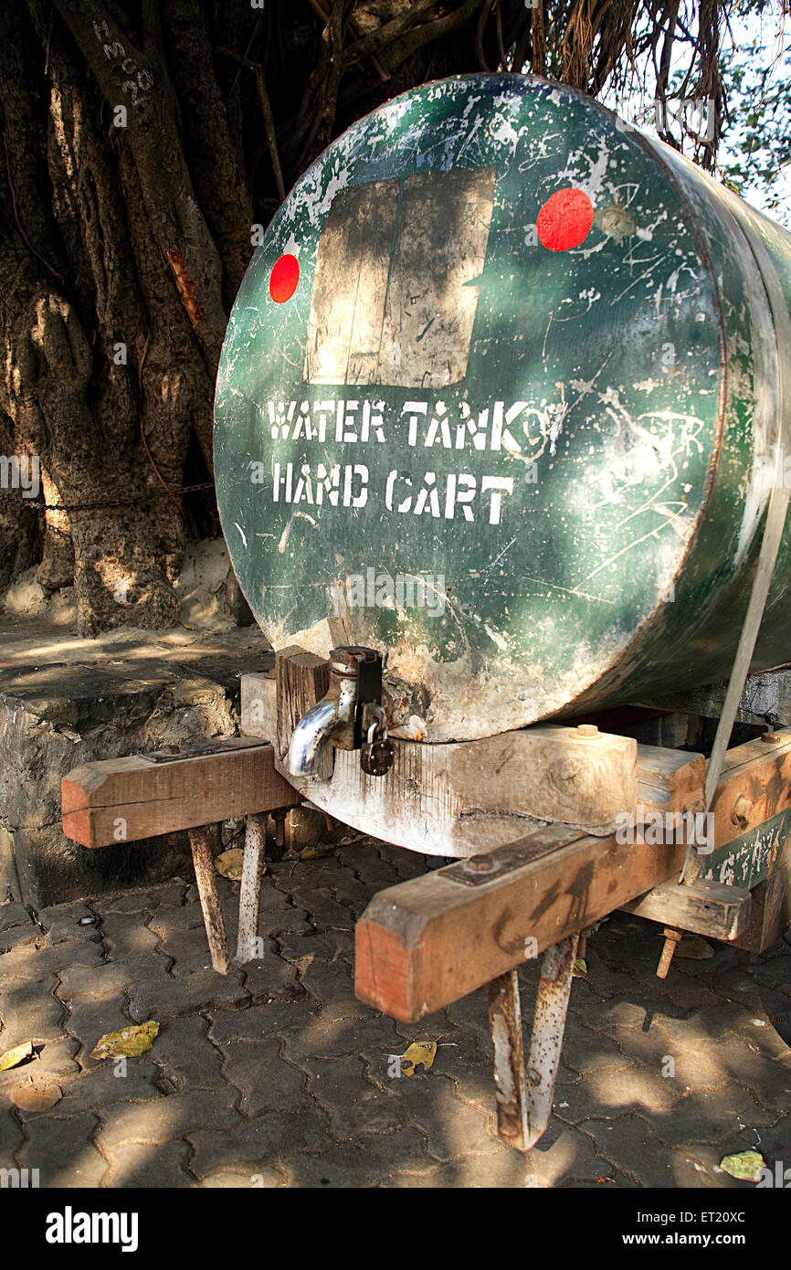 Wasserbehälter Handkarre Wasserhahn Schloss; Bombay; Mumbai; Maharashtra; Indien; Asien; Asiatisch; Indisch Stockfoto