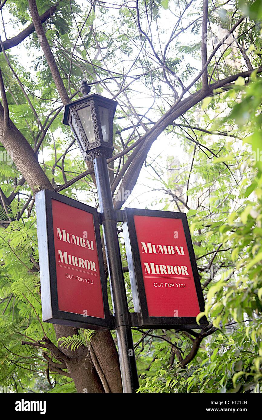 Mumbai Mirror Zeitung; Werbung auf Lampe Poet; Dr. Dadabhai Naoroji Road; Bombay; Mumbai; Maharashtra; Indien; Asien; Asiatisch; Indisch Stockfoto