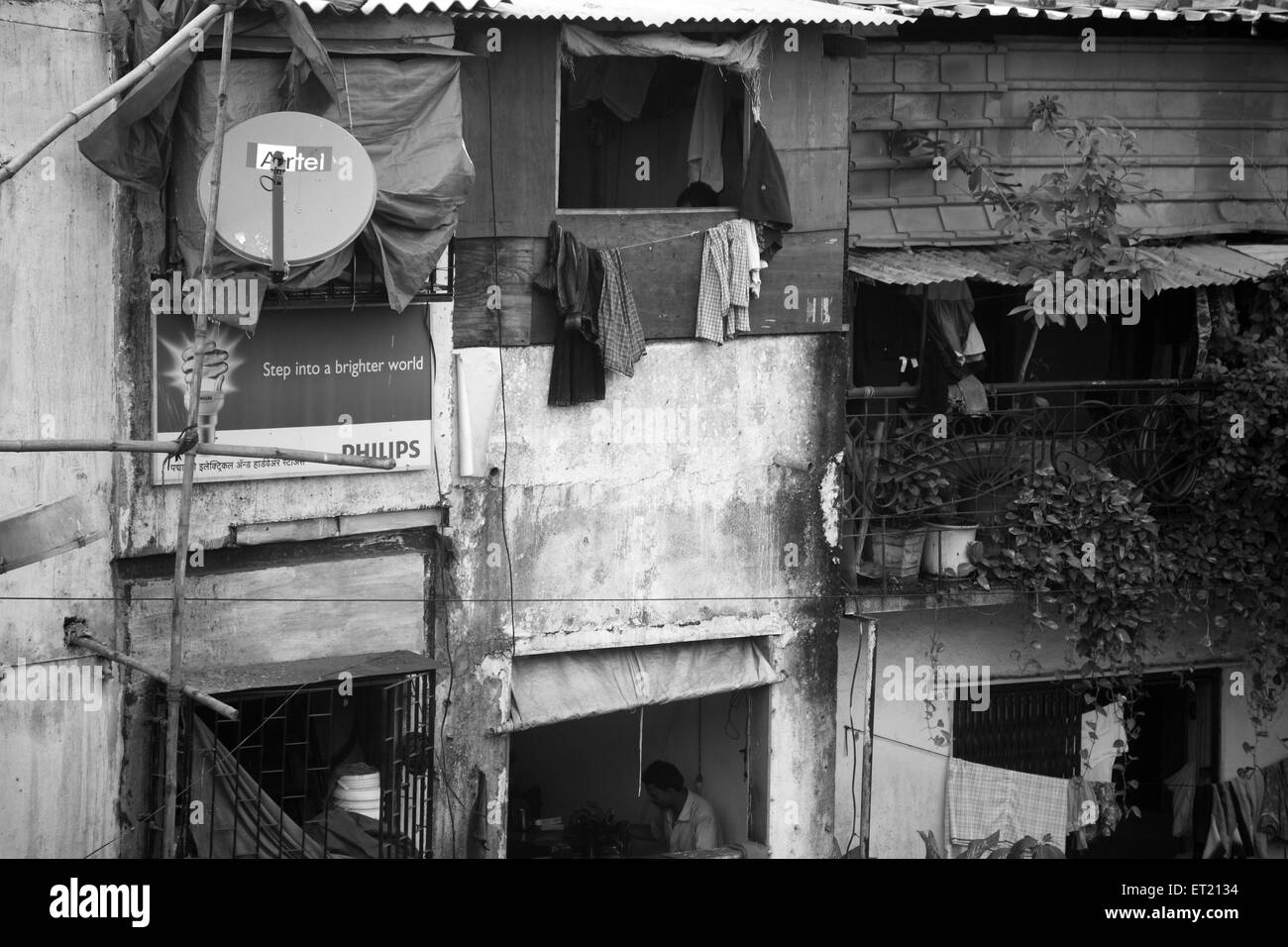 Slum Behram Naupada bei Anant Kanekar Marg; Bandra; Bombay Mumbai; Maharashtra; Indien 9. September 2009 Stockfoto