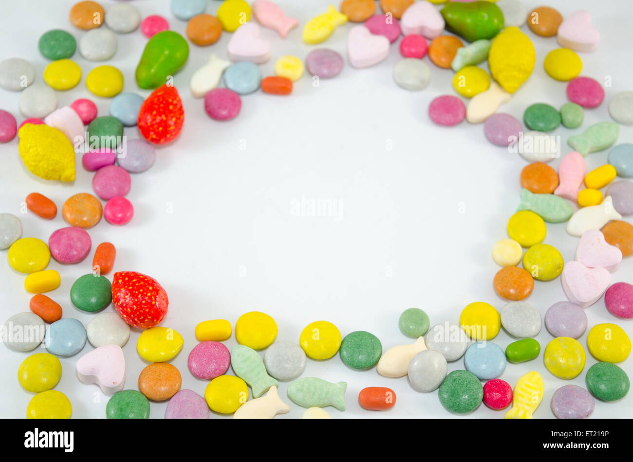 Bunten Bonbons, die in einem Kreis angeordnet, mit textfreiraum links in der Mitte Stockfoto