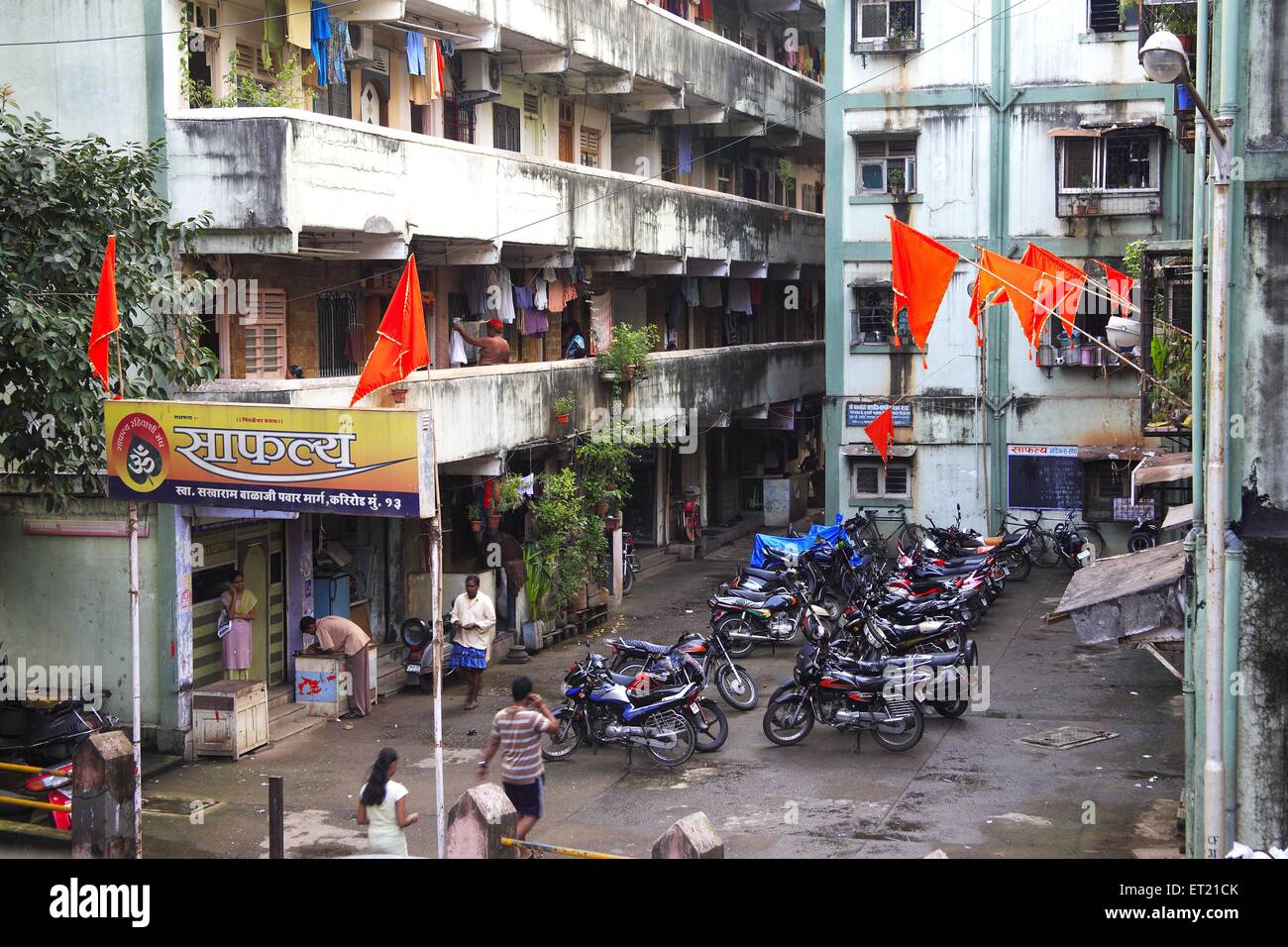 Flagge und Motorräder geparkt in der Saphaly Gesellschaft; Sakharam Balaji Pawar Marg; Curry-Straße; Bombay-Mumbai Stockfoto
