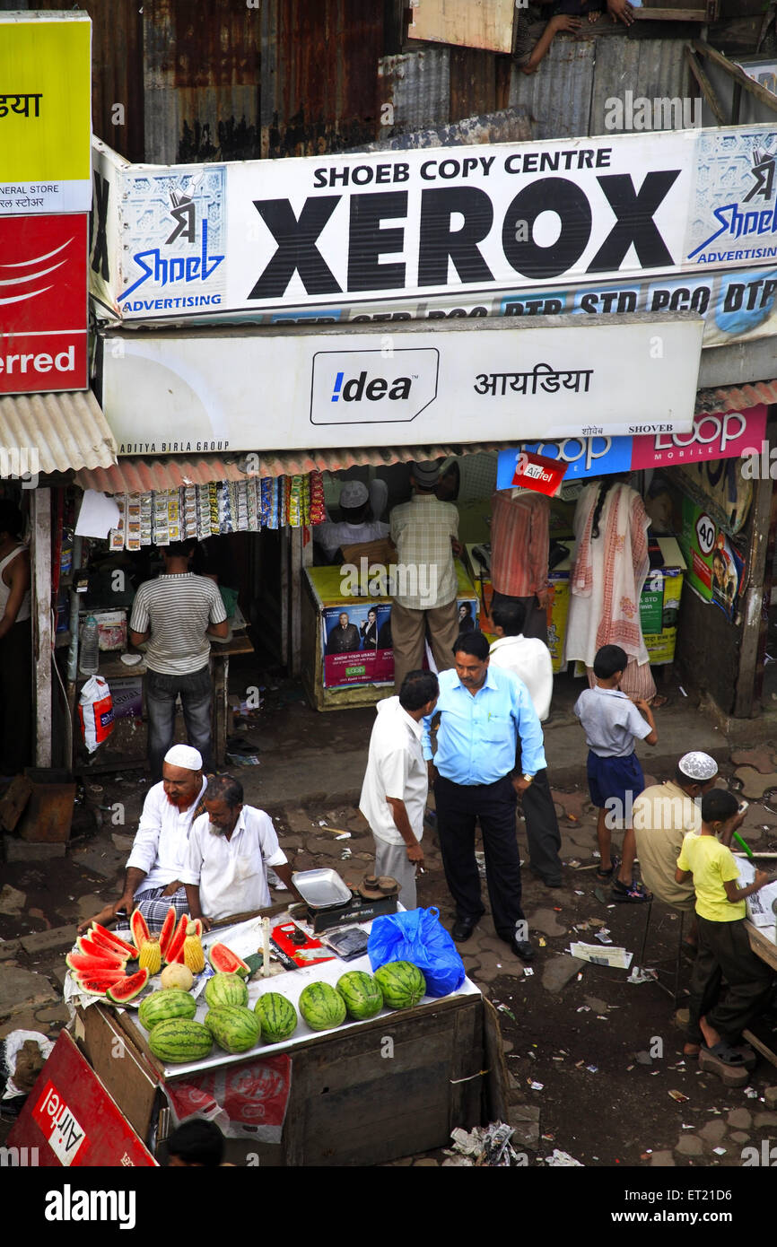 Xerox-Shop und Wassermelone Vender; Behram Naupada; Anant Kanekar Marg; Bandra; Bombay Mumbai; Maharashtra Stockfoto