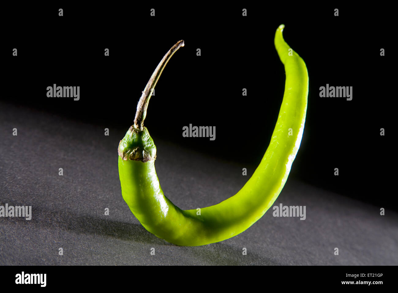 Chilischote, grüne Chilischote, schwarzer Hintergrund Stockfoto