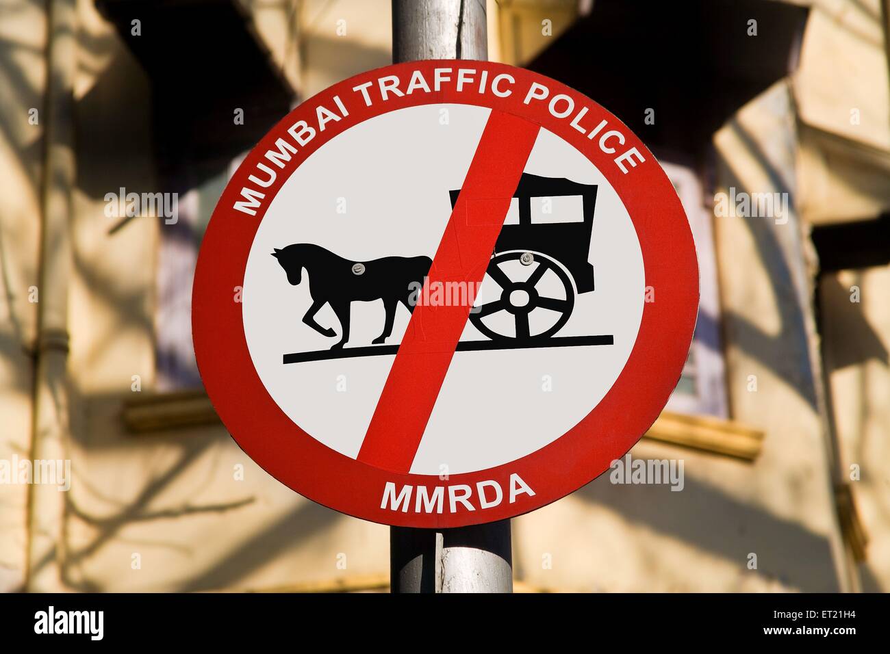 Schild mit dem Pferdewagen, kein Parkschild, Schild mit der Polizei von Mumbai, MMRDA, Bombay, Mumbai, Maharashtra, Indien, Asien, Asien, Indien Stockfoto