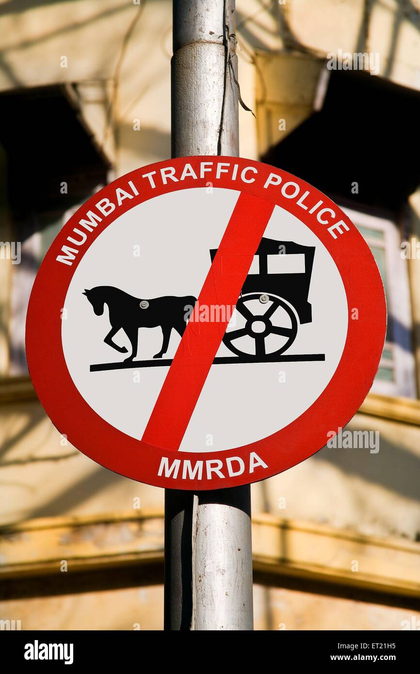 Schild mit dem Pferdewagen, kein Parkschild, Schild mit der Polizei von Mumbai, MMRDA, Bombay, Mumbai, Maharashtra, Indien, Asien, Asien, Indien Stockfoto