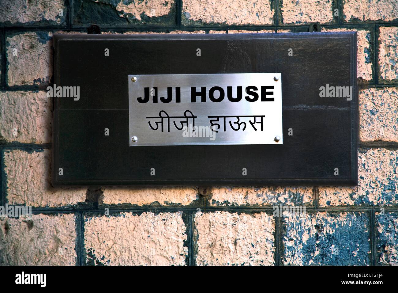 Schild DES JIJI-Hauses; Gebäudewand; Bombay, Mumbai, Maharashtra, Indien, Asien, Asien, Indien Stockfoto