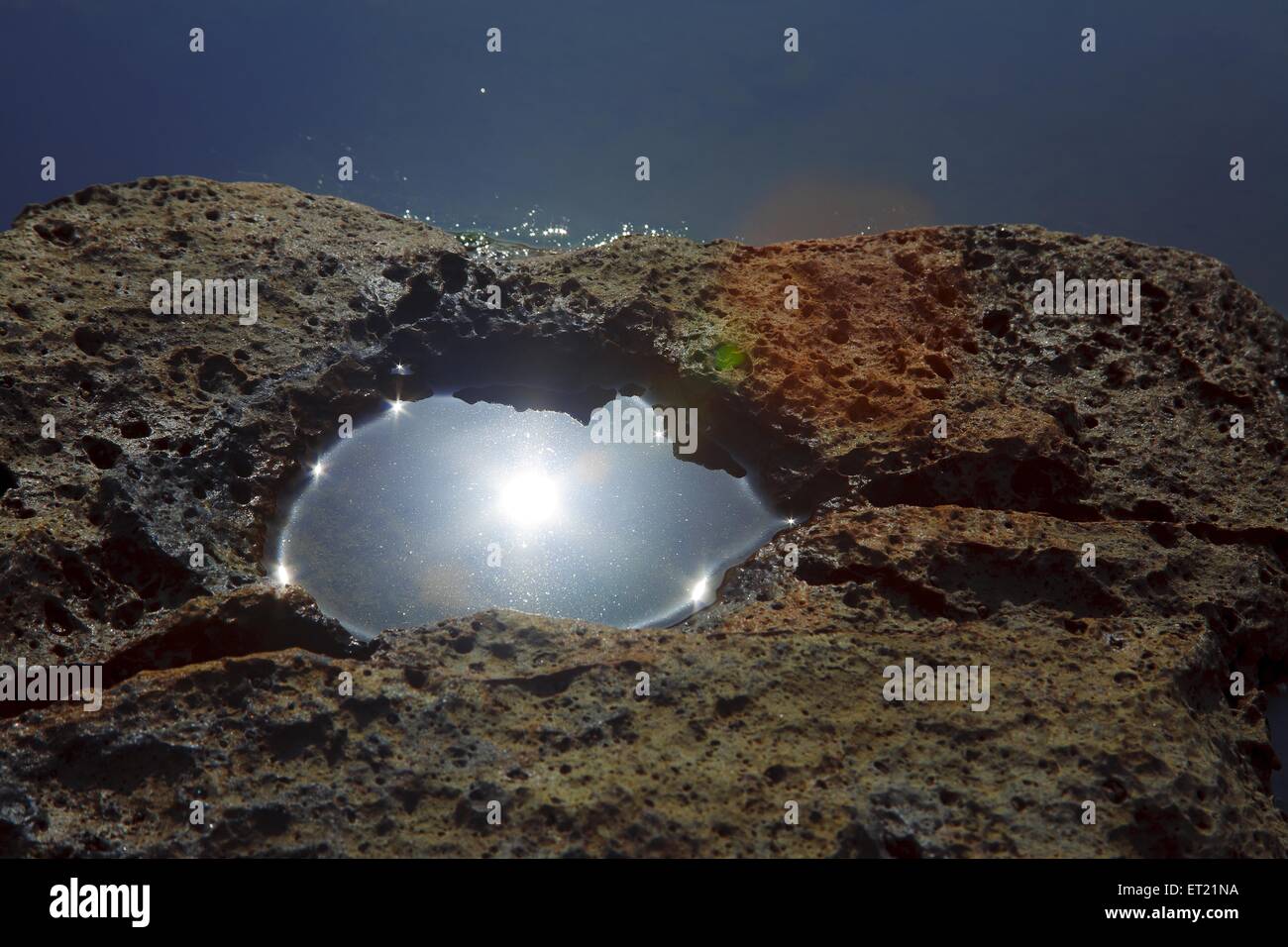 Reflektion der Sonne im Meer Wasser Aksa Strand Malad Mumbai Indien Asien Dez 2011 Stockfoto