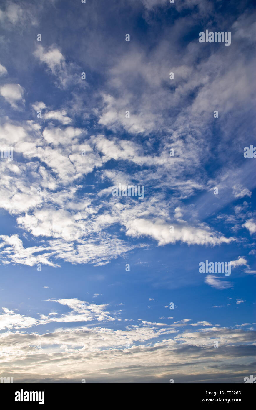 Blauer Himmel weiße Wolken Stockfoto