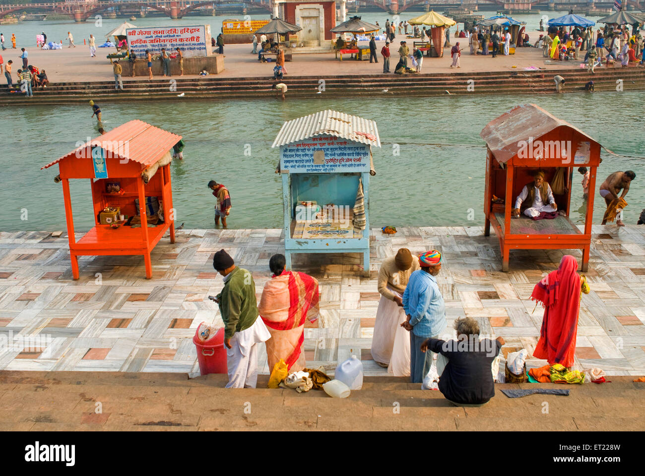 Pilger am Ufer des Flusses Ganges; Haridwar; Uttaranchal Uttarakhand; Indien Stockfoto