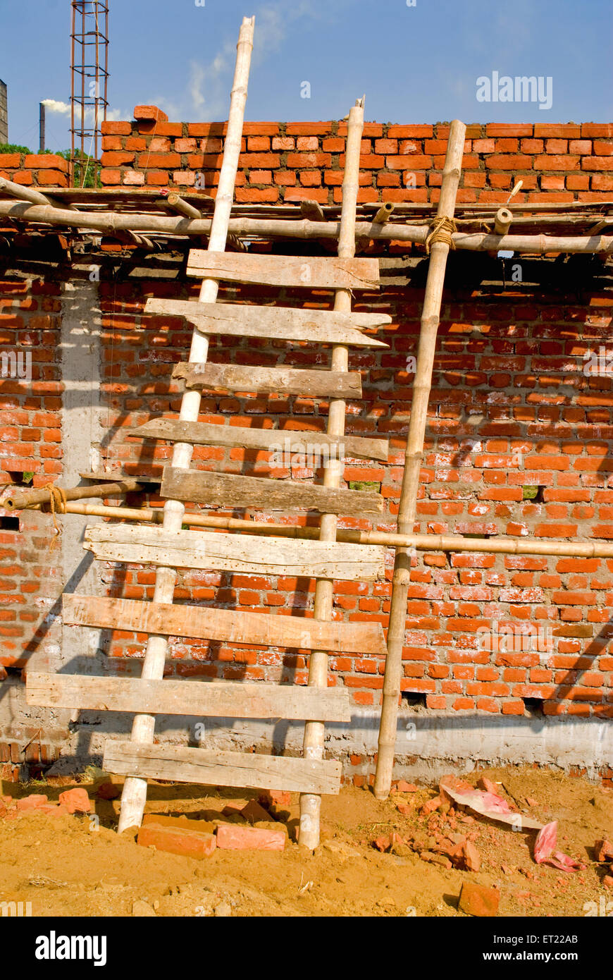 Ziegelwand, Holzleiter, Asansol, Paschim Bardhaman Bezirk, Westbengalen, Indien, Asien Stockfoto