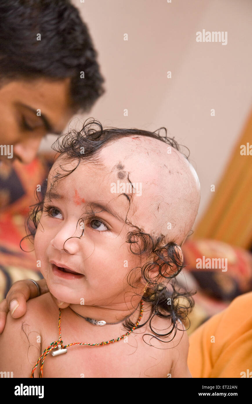 mundan Zeremonie; Baby Junge Tonsure; hindu Brauch; Indien; Asien; HERR#714H Stockfoto