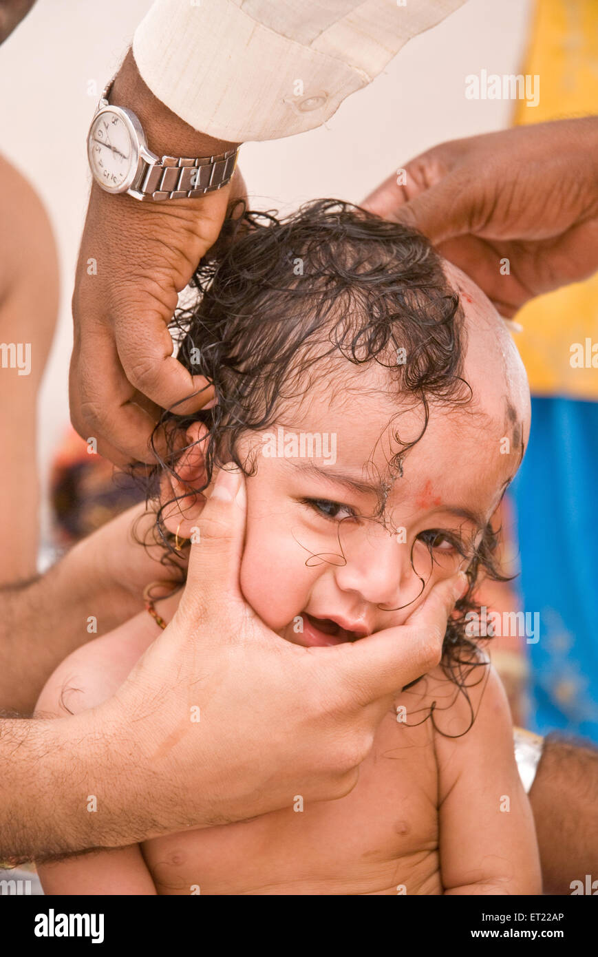 Tonsure Baby junge erhält hinduistischen Ritus Herr #714 H Stockfoto