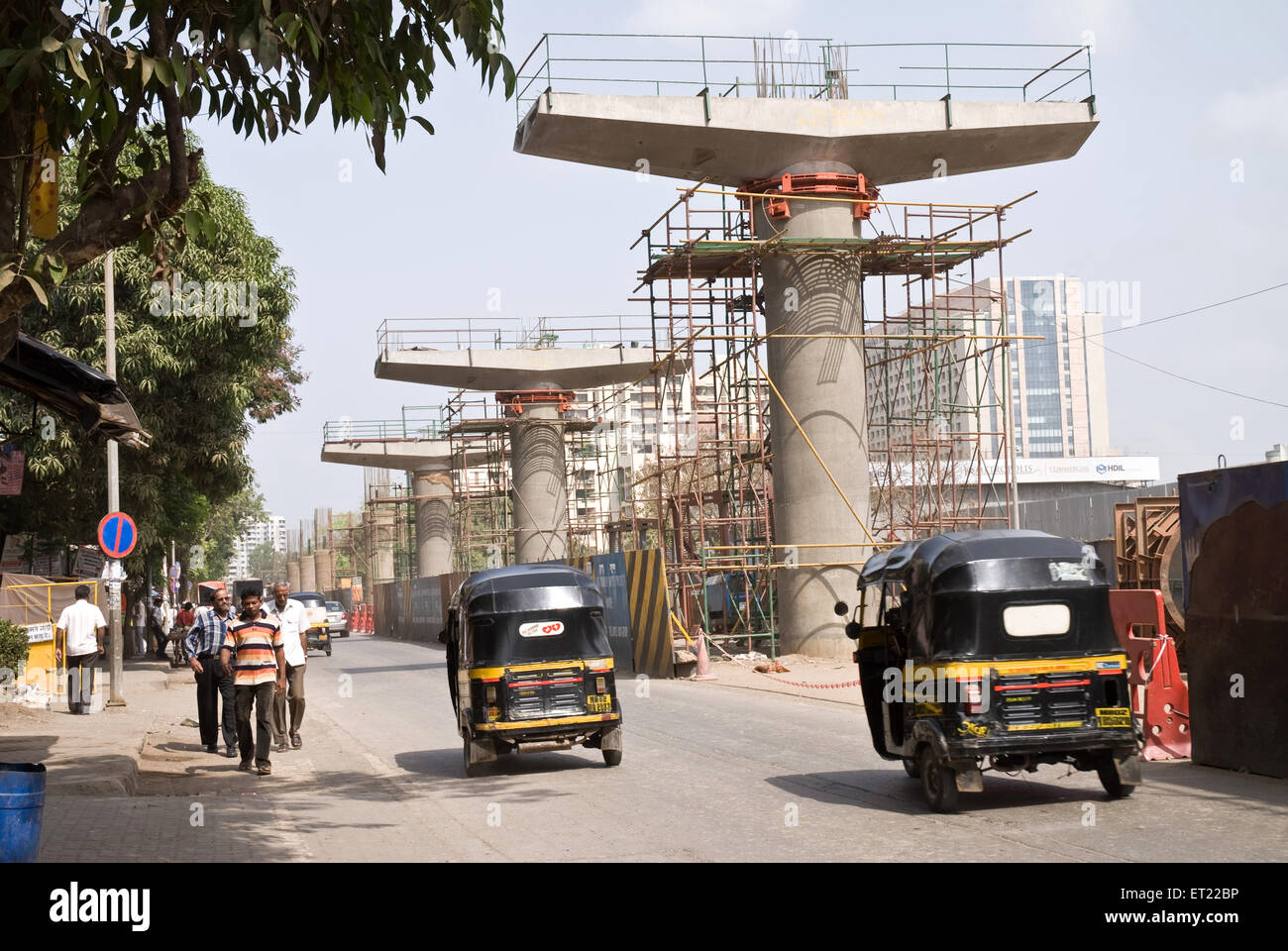 Säulen für den Bau von Metro-Schienen; Mumbai Metro; Metro-System; Rapid Transit-System; J P Road; Bombay; Mumbai; Maharashtra; Indien Stockfoto