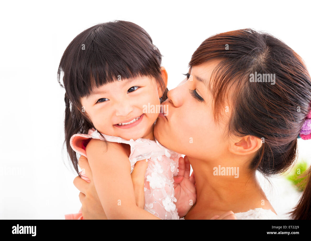 glückliche Mutter ihre Tochter küssen Stockfoto