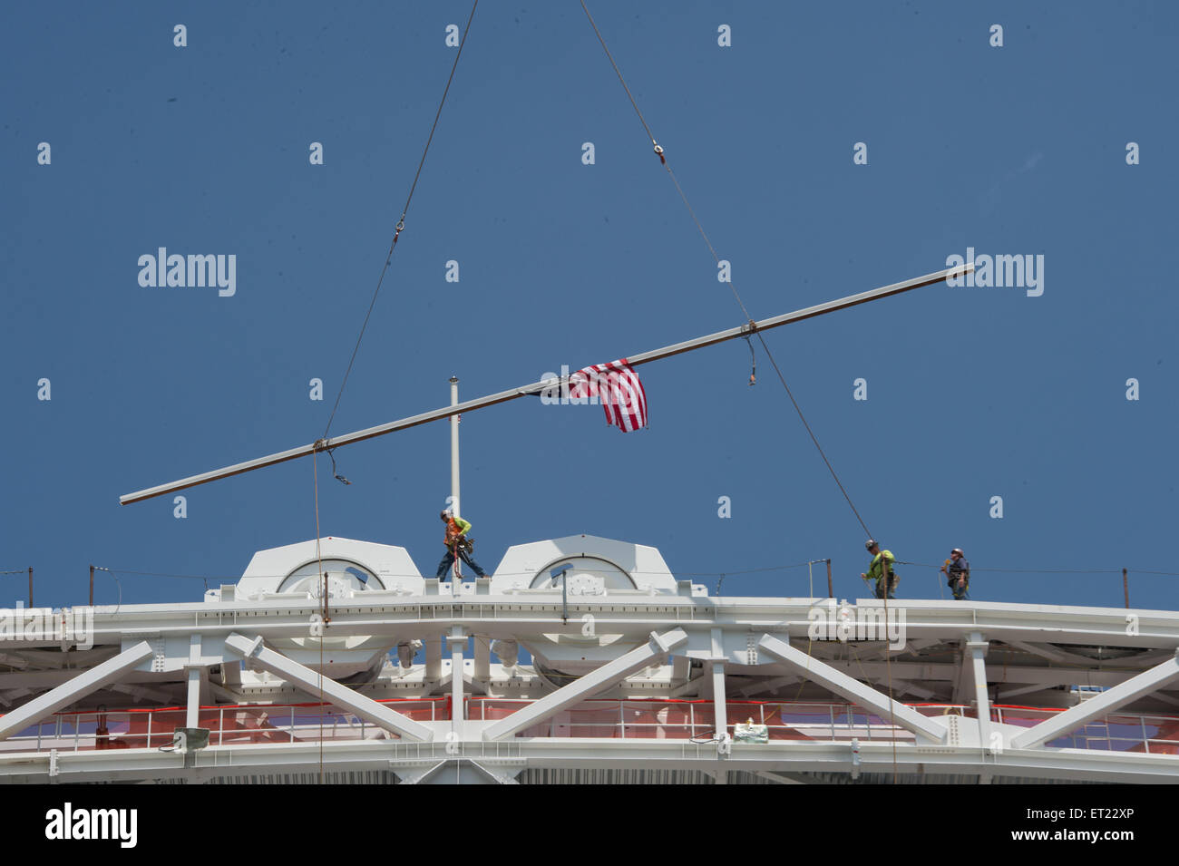 Flushing Meadows, New York, USA. 10. Juni 2015. Der United States Tennis Association veranstaltet die Platzierung das letzte Stück Stahl im Überbau, der das Schiebedach über Arthur Ashe Stadium, Mittwoch, 10. Juni 2015 unterstützt. Bildnachweis: Bryan Smith/ZUMA Draht/Alamy Live-Nachrichten Stockfoto