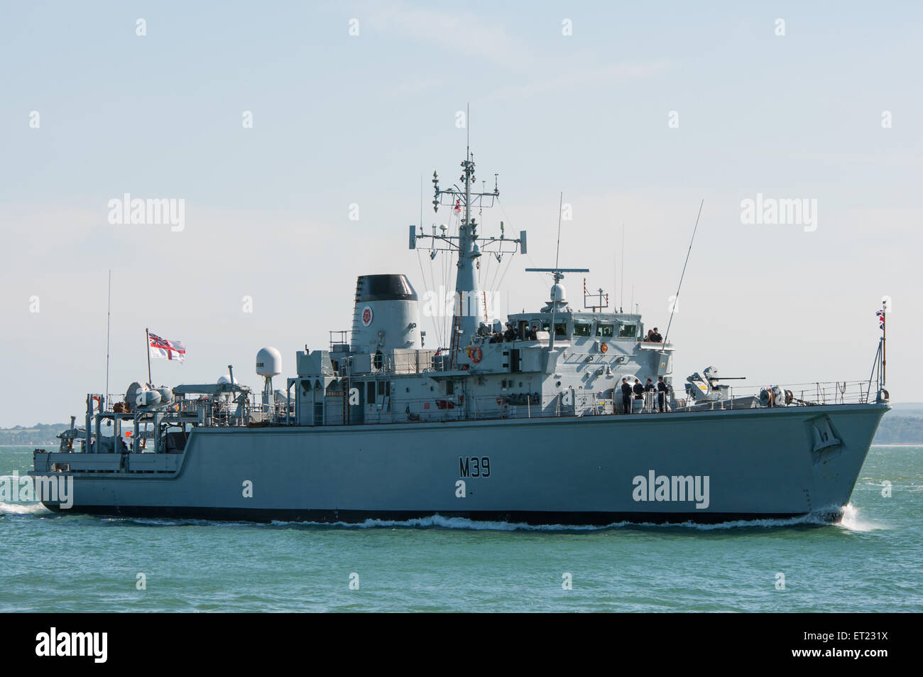 Das Royal Navy Hunt Class Minenkriegsschiff HMS Hurworth kommt am 10/6/15, dem 94. Geburtstag von HRH, dem Herzog von Edinburgh, in Portsmouth, Großbritannien an. Stockfoto