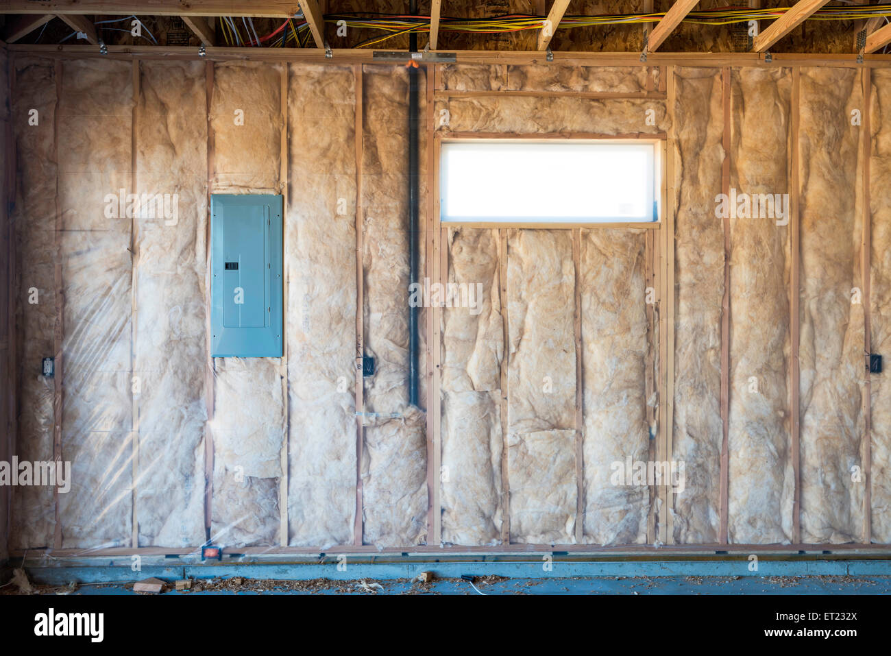 Isolierte Garagenwand mit Schaltschrank Stockfoto