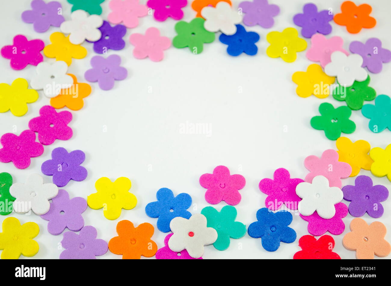 Bunte Papierblumen mit textfreiraum in der Mitte in einem Kreis angeordnet Stockfoto
