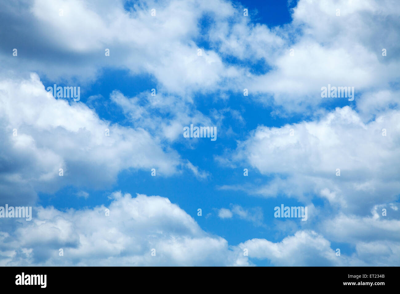 Blauer Himmel und weiße Wolken Hintergrund bewölktem Himmel Textur Skyscape Muster Stockfoto
