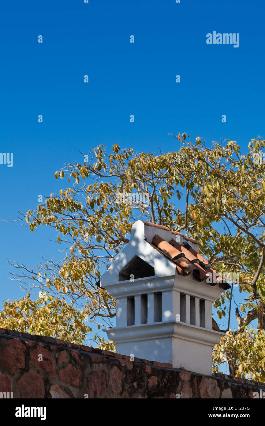 Dekorative Kamin mit Ziegeldach, Puerto Vallarta, Mexiko Stockfoto