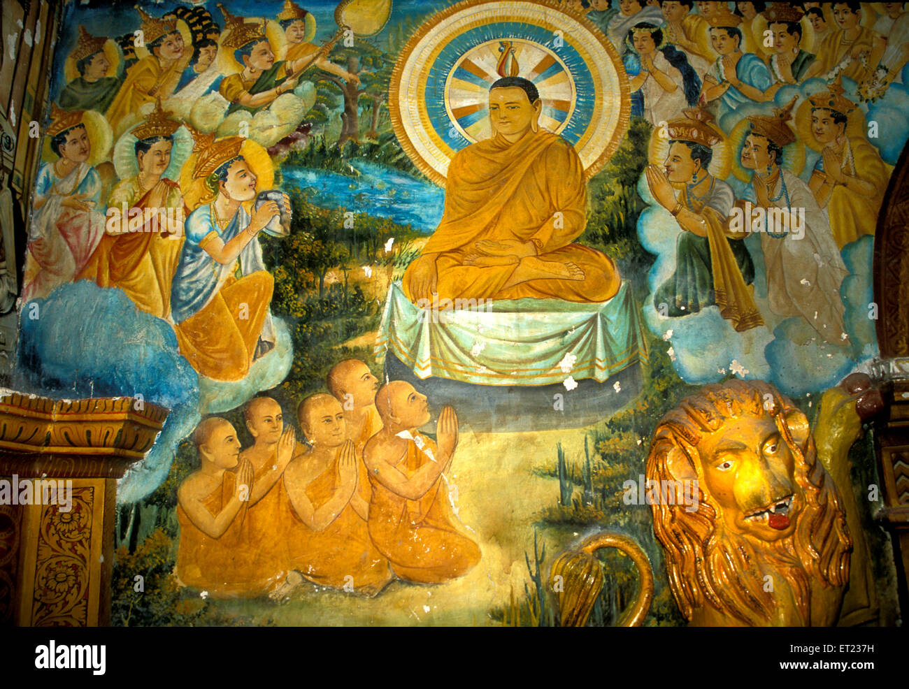 Alte Wandgemälde von Buddha auf dem "Thron der Erleuchtung' in einem Tempel in Sri Lanka Stockfoto