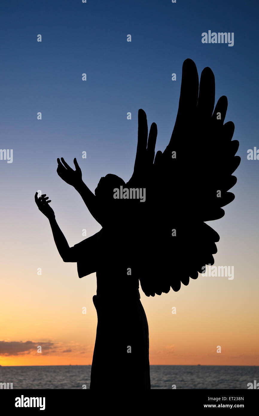 Silhouette von Angel of Hope vor Sonnenuntergang Himmel, Puerto Vallarta, Mexiko Stockfoto