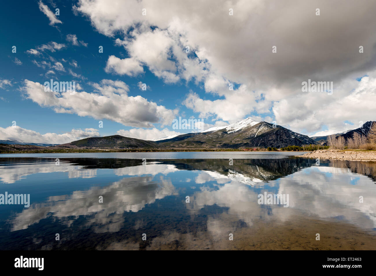 Schnee caped Bergsee in Colorado Stockfoto