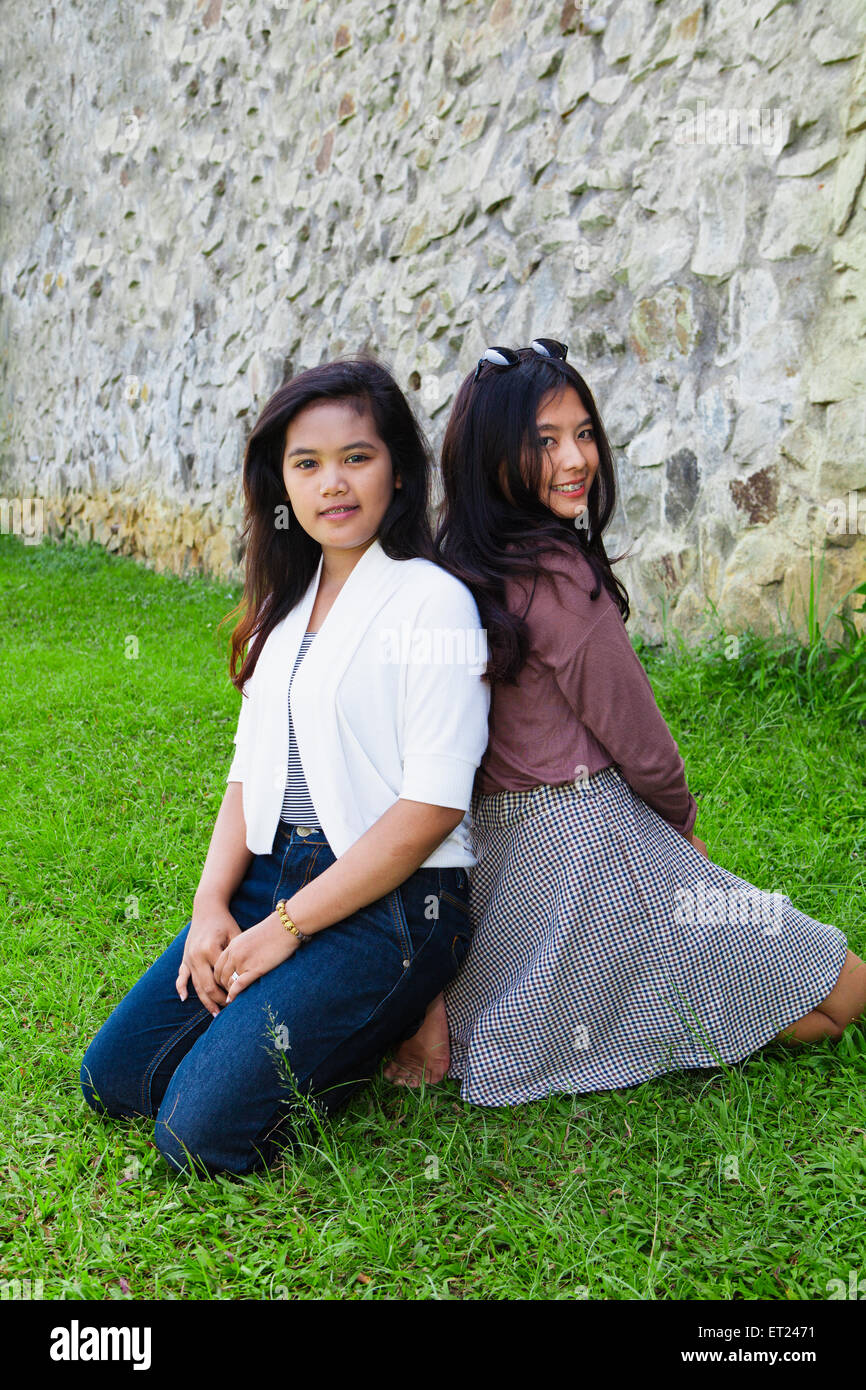 Zwei asiatische Mädchen lächelnd und glücklich im Freien im Park Stockfoto