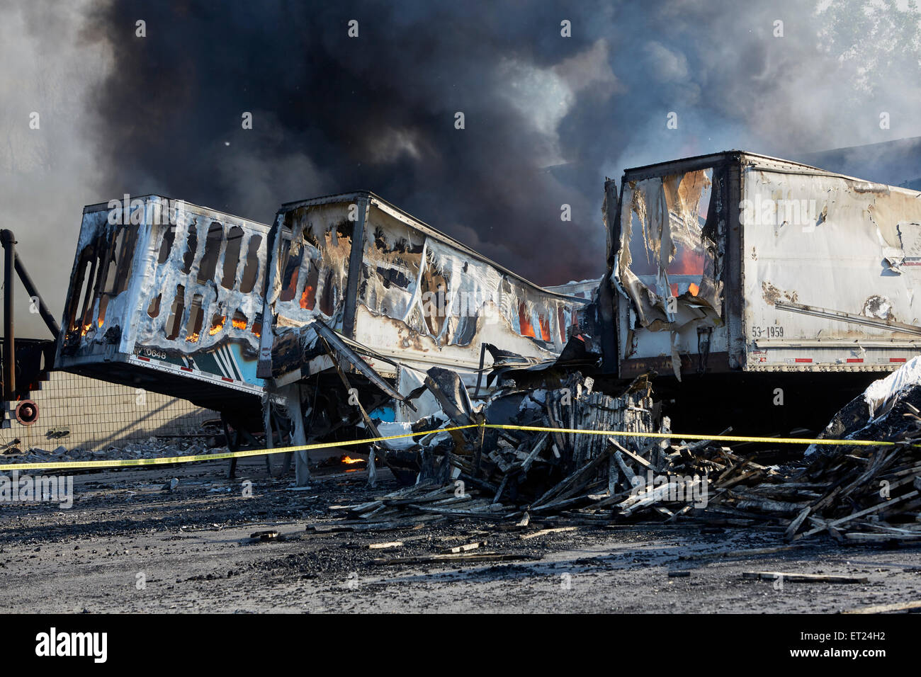 Olive Township, Michigan, USA. 10. Juni 2015. Feuer weiterhin mehr als 12 Stunden, nachdem ein Feuer bei Trin Polymers, ein Kunststoff-recycling-Geschäft in Olive Township, Michigan begann zu brennen.  Das Feuer auch einen hölzerne Ladeplatte Hersteller, Holland Paletten zerstört und beschädigt ein Aufzug-Vertragshändler, Magnum-Ausrüstung. Bildnachweis: James Schaedig/Alamy Live-Nachrichten Stockfoto