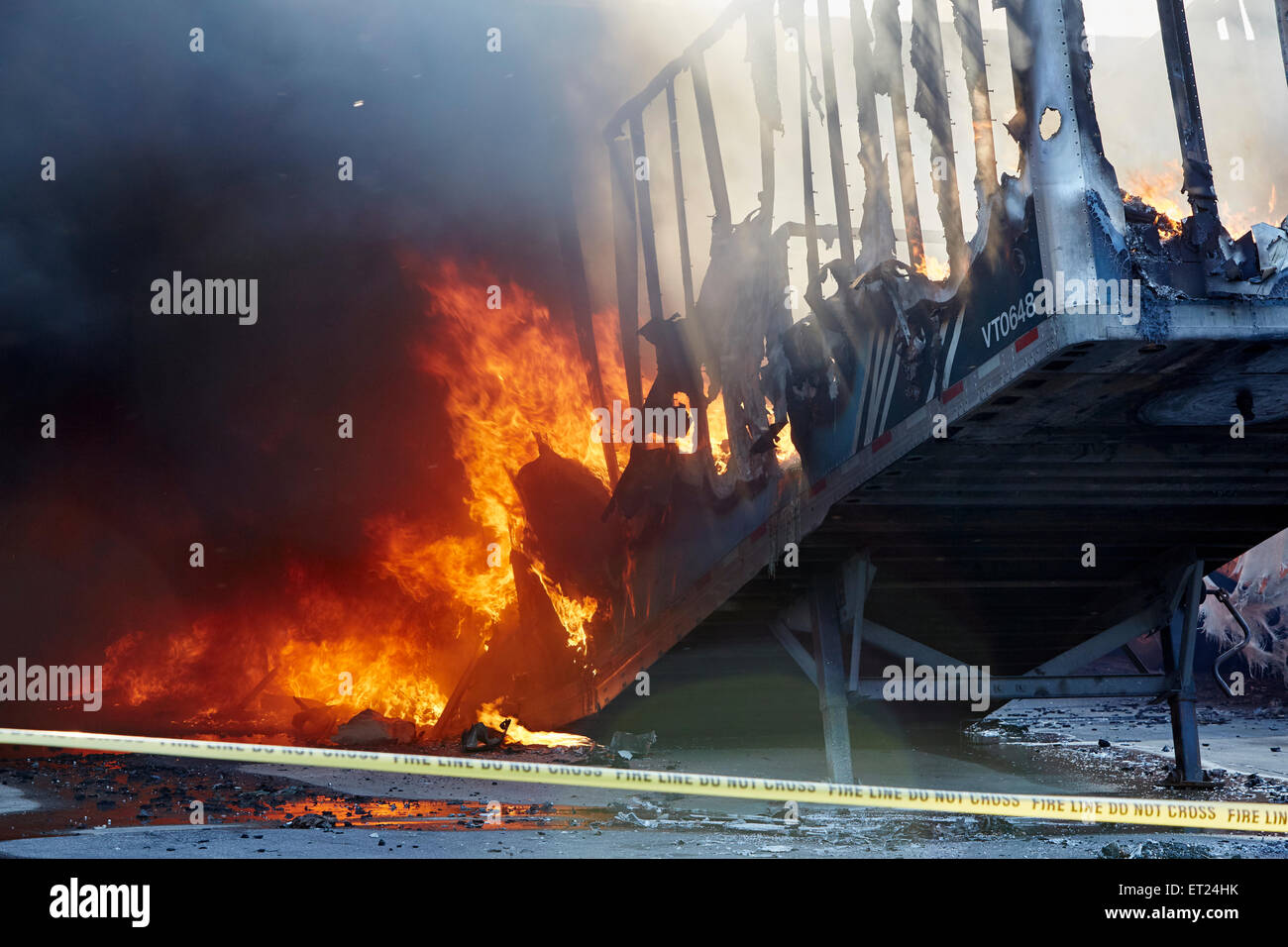 Olive Township, Michigan, USA. 10. Juni 2015. Feuer weiterhin mehr als 12 Stunden, nachdem ein Feuer bei Trin Polymers, ein Kunststoff-recycling-Geschäft in Olive Township, Michigan am 10. Juni 2015 begann zu brennen.  Das Feuer auch einen hölzerne Ladeplatte Hersteller, Holland Paletten zerstört und beschädigt ein Aufzug-Vertragshändler, Magnum-Ausrüstung. Bildnachweis: James Schaedig/Alamy Live-Nachrichten Stockfoto