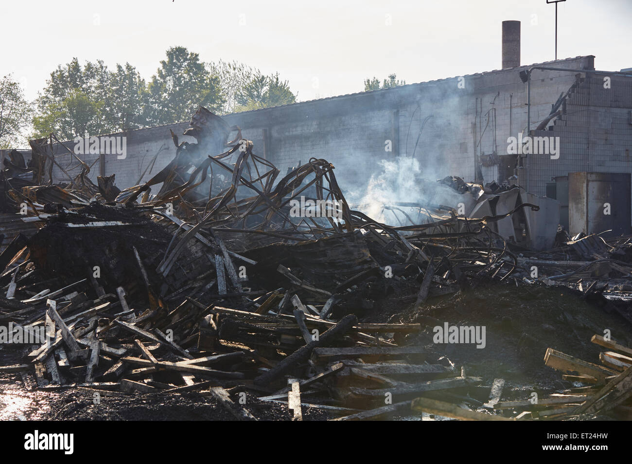 Olive Township, Michigan, USA. 10. Juni 2015. Feuer weiterhin mehr als 12 Stunden, nachdem ein Feuer bei Trin Polymers, ein Kunststoff-recycling-Geschäft in Olive Township, Michigan am 10. Juni 2015 begann zu brennen.  Das Feuer auch einen hölzerne Ladeplatte Hersteller, Holland Paletten zerstört und beschädigt ein Aufzug-Vertragshändler, Magnum-Ausrüstung. Bildnachweis: James Schaedig/Alamy Live-Nachrichten Stockfoto