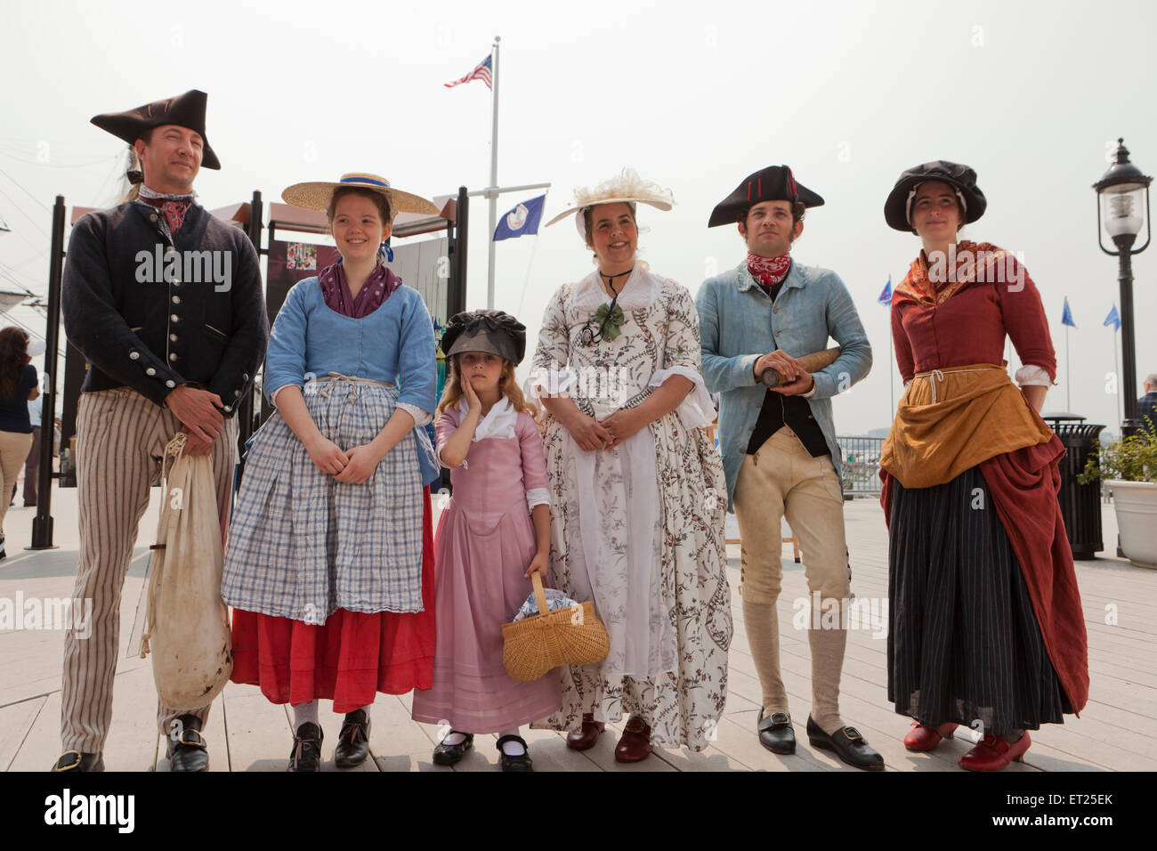 Familie gekleidet in Kolonial Periode Kostüm - Alexandria, Virginia, Vereinigte Staaten Stockfoto